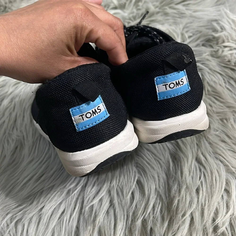 Toms Men's Black and White Sneakers